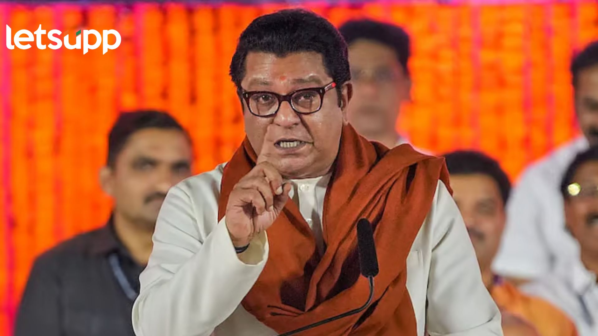 Video : इतना सन्नाटा क्यों है भाई? संघाच्या व्यक्तीलाही पडला प्रश्न; राज ठाकरेंनी काय सांगितलं? Video : इतना सन्नाटा क्यों है भाई? संघाच्या व्यक्तीबाबत राज ठाकरेंनी नेमकं काय सांगितलं?