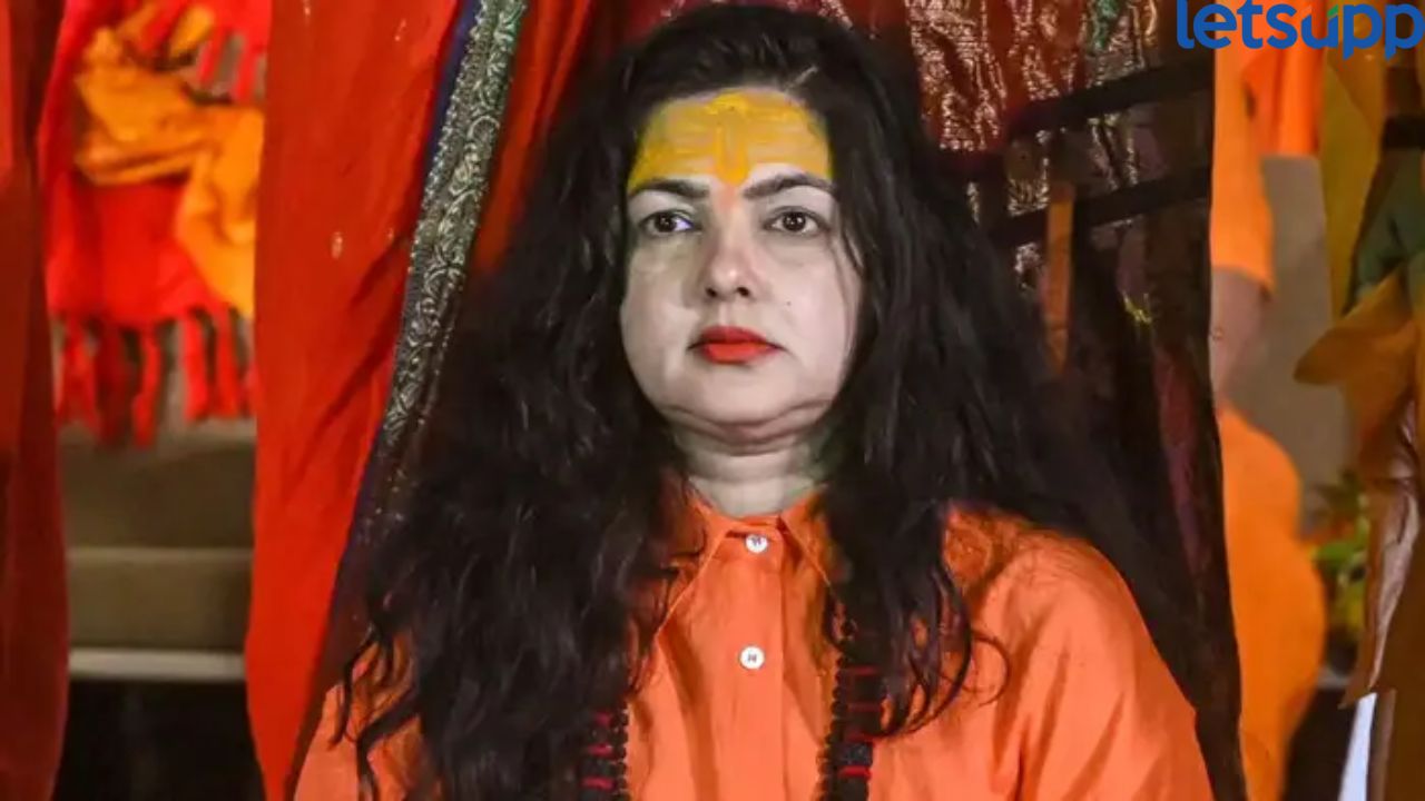 मोठी बातमी! ममता कुलकर्णीला किन्नर आखाड्याच्या महामंडलेश्वर पदावरून हटवलं