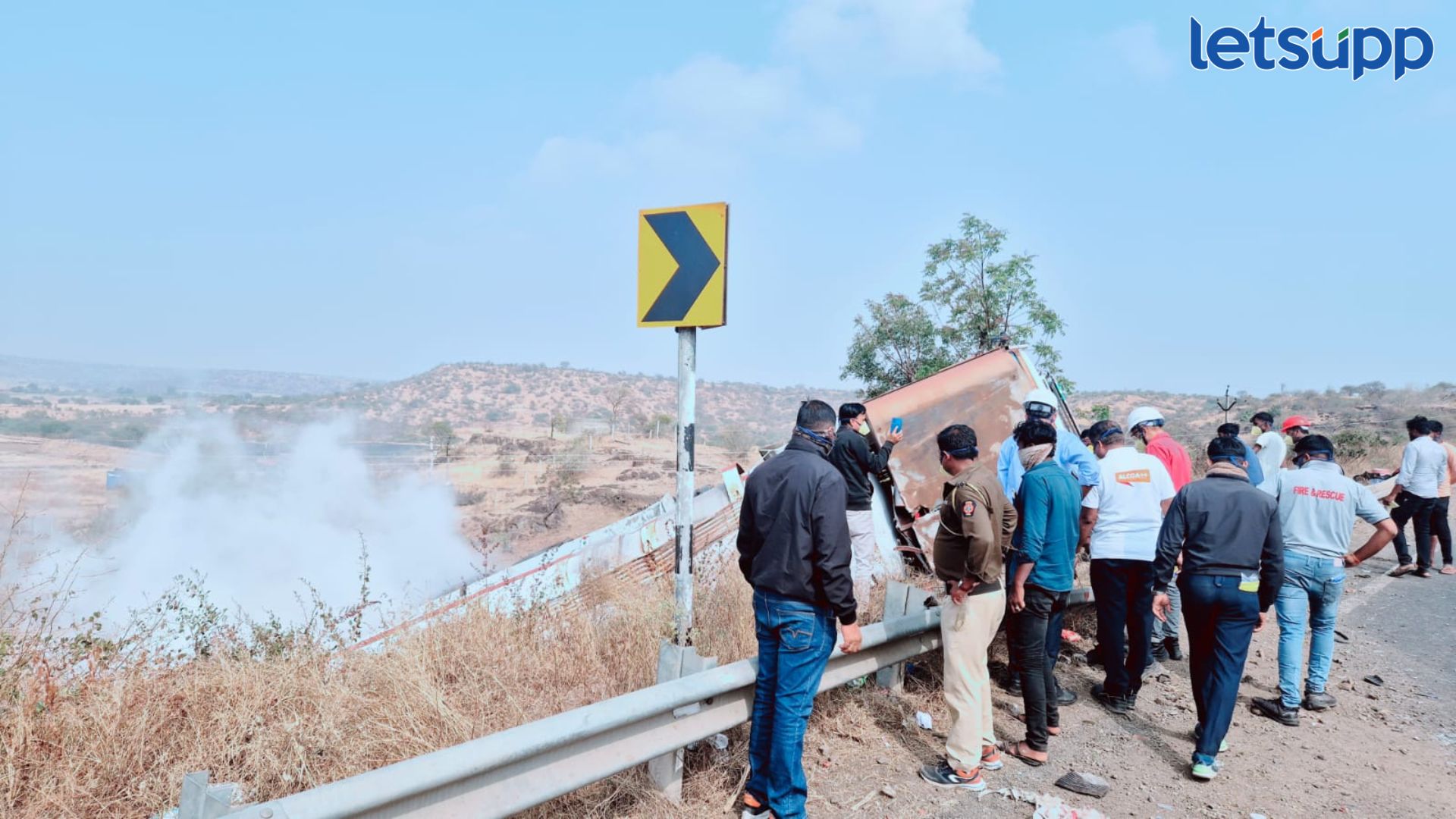मोठी बातमी! हायड्रोजन पेरॉक्साईड घेऊन चाललेला ट्रक चिखली घाट परिसरात पलटी Nagar Daund Highway