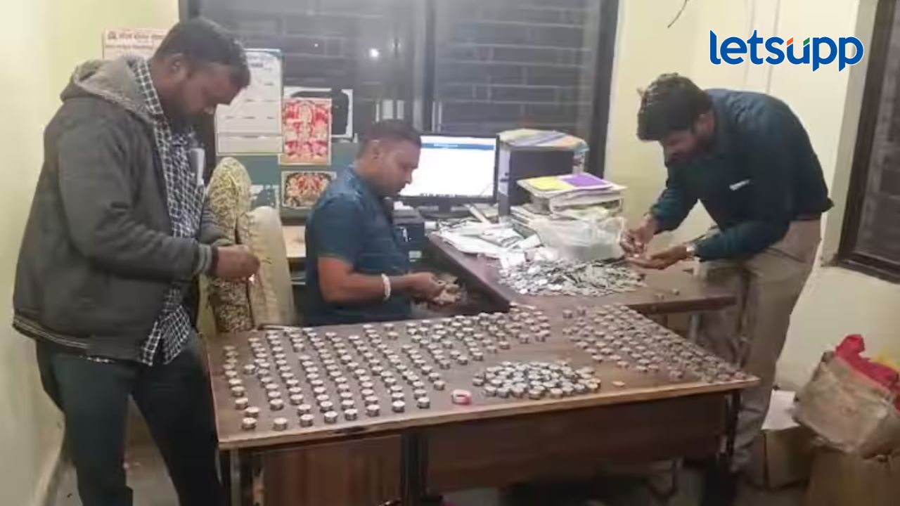 7 हजार रुपयांची चिल्लर नाणी अन् मोजण्यासाठी पाच तास; महावितरण कर्मचाऱ्यांचा निघाला घाम 7 हजार रुपयांची चिल्लर नाणी अन् मोजण्यासाठी पाच तास; महावितरण कर्मचाऱ्यांचा निघाला घाम