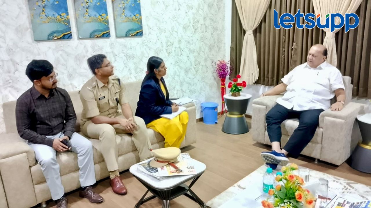 पालकमंत्रीपदावरून महायुतीमध्ये धुसफूस कायम; हसन मुश्रीफांचा वाशिमला जीव काही केल्या रमेना पालकमंत्रीपदावरून महायुतीमध्ये धुसफूस कायम; हसन मुश्रीफांचा वाशिमला जीव काही केल्या रमेना