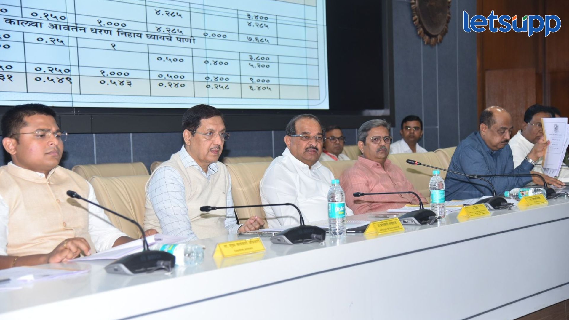 शेतकऱ्यांना दिलासा, कुकडी आणि घोड प्रकल्पातून चार आवर्तन देण्याचा निर्णय Radhakrishna Vikhe Patil