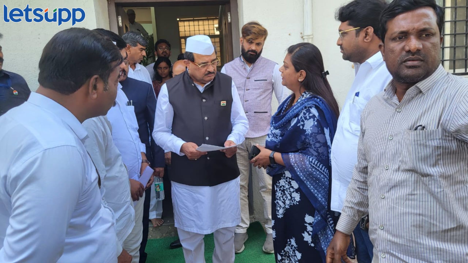 आरक्षण डावलून होणाऱ्या जिल्हा बँकेच्या भरतीला वंचित बहुजन आघाडीचा विरोध, पालकमंत्री राधाकृष्ण विखे यांना निवेदन Utkarsha Rupwate