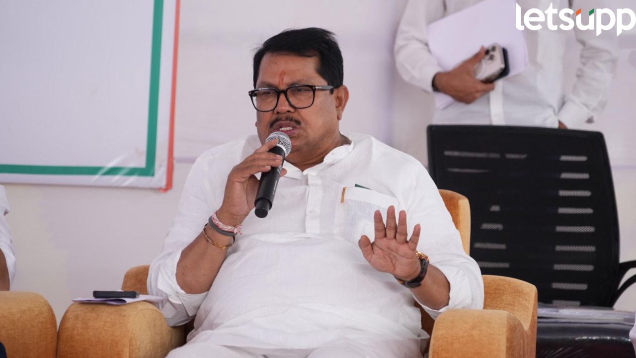 CM फडणवीसांनी नरेंद्र मोदींचे वारसदार व्हावे, विजय वडेट्टीवारांकडून कौतुक Vijay Wadettiwar
