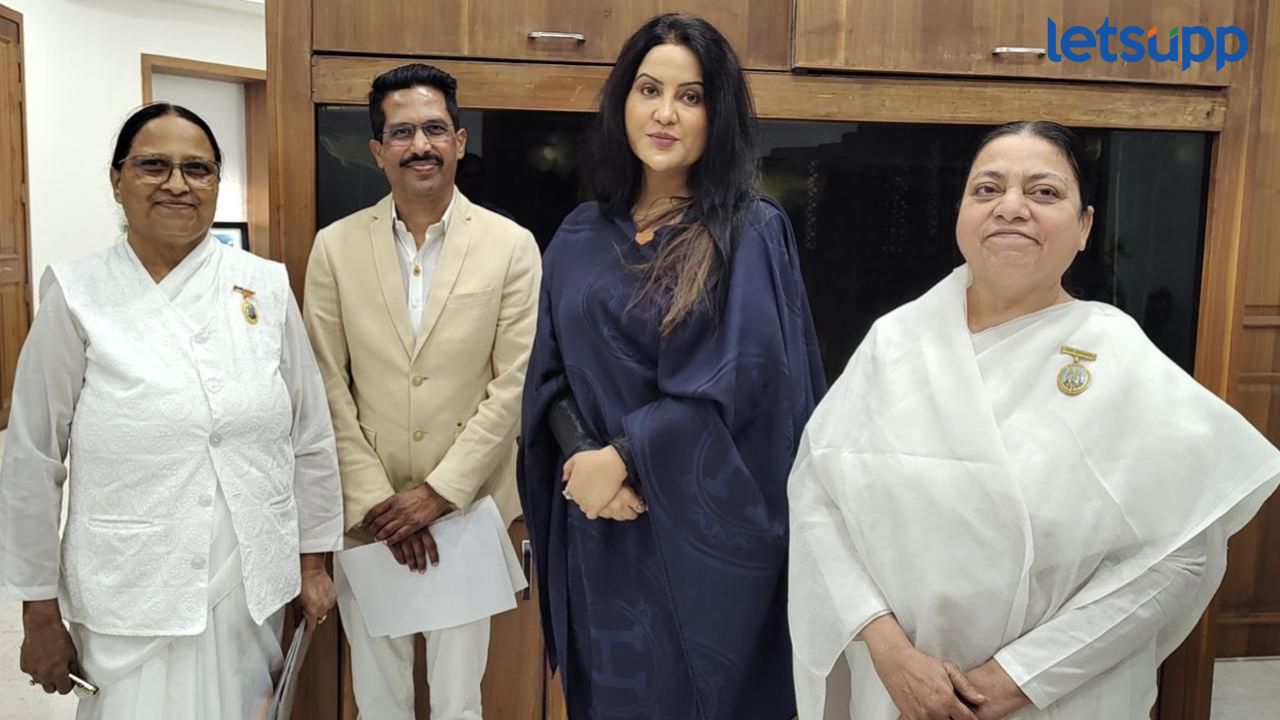 प्रजापिता ब्रह्माकुमारी ईश्वरीय विश्वविद्यालयाच्या शिष्टमंडळाने घेतली अमृता फडणवीसांची भेट, दिलं निमंत्रण Amruta Fadnavis