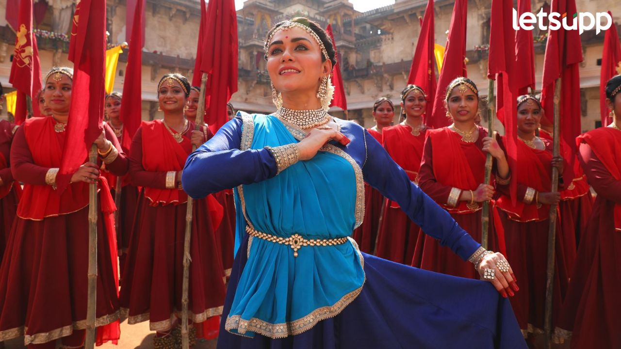 अमृताचं विलक्षण नृत्य! संगीत मानापमानमध्ये पाहुणी कलाकार म्हणून गाजवलं “वंदन हो” गाणं Amruta Khanvilkar (1)
