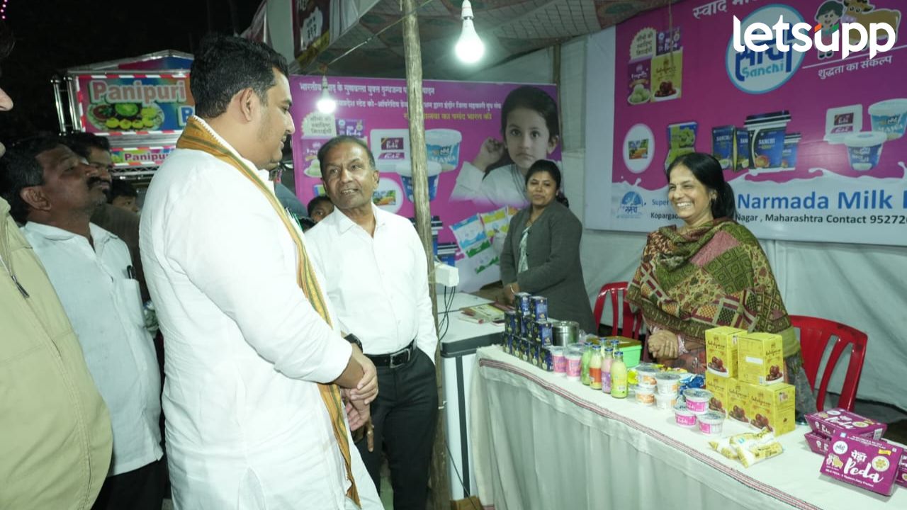 गोदाकाठ महोत्सवाला नागरिकांचा उस्फूर्त प्रतिसाद; दुसऱ्या दिवशी गर्दीचा महापूर Godakath festival organized by Mahatma Gandhi Charitable Trust and Priyadarshini Indira Mahila Mandal Kopergaon