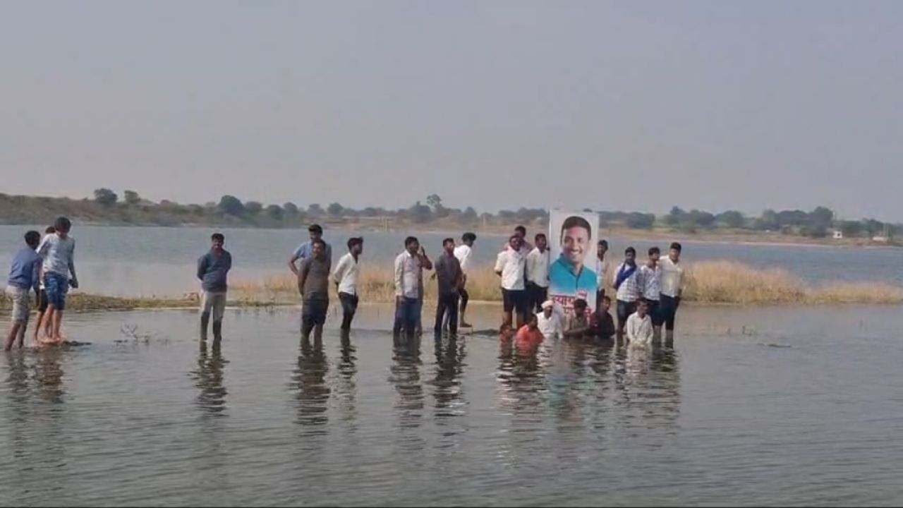 अख्खं गाव उतरलं तळ्यात! मस्साजोग ग्रामस्थांचं जलसमाधी आंदोलन; कारण काय? Beed Crime Jpg