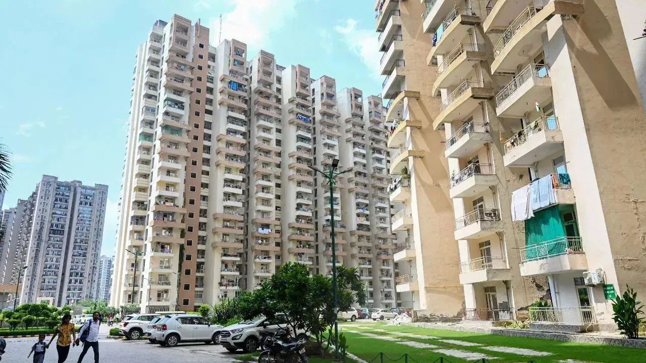 सर्वसामान्यांच्या स्वप्नांना धक्का; घरे महागणार, राज्यात रेडीरेकनर दरांत वाढ, कोणत्या जिल्ह्यात सर्वाधिक? Building Image