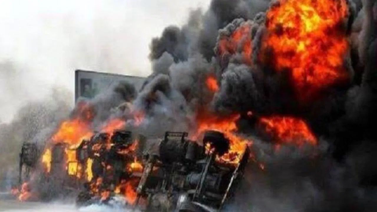 धक्कादायक! नायजेरियात गॅसोलीन टँकरचा भीषण स्फोट; तब्बल 70 लोकांचा मृत्यू Nigeria News