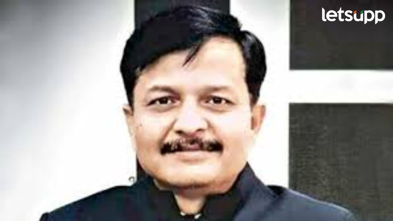 बारा IAS अधिकाऱ्यांच्या बदल्या; जयश्री भोज धनंजय मुंडेंच्या खात्याच्या सचिव Santosh