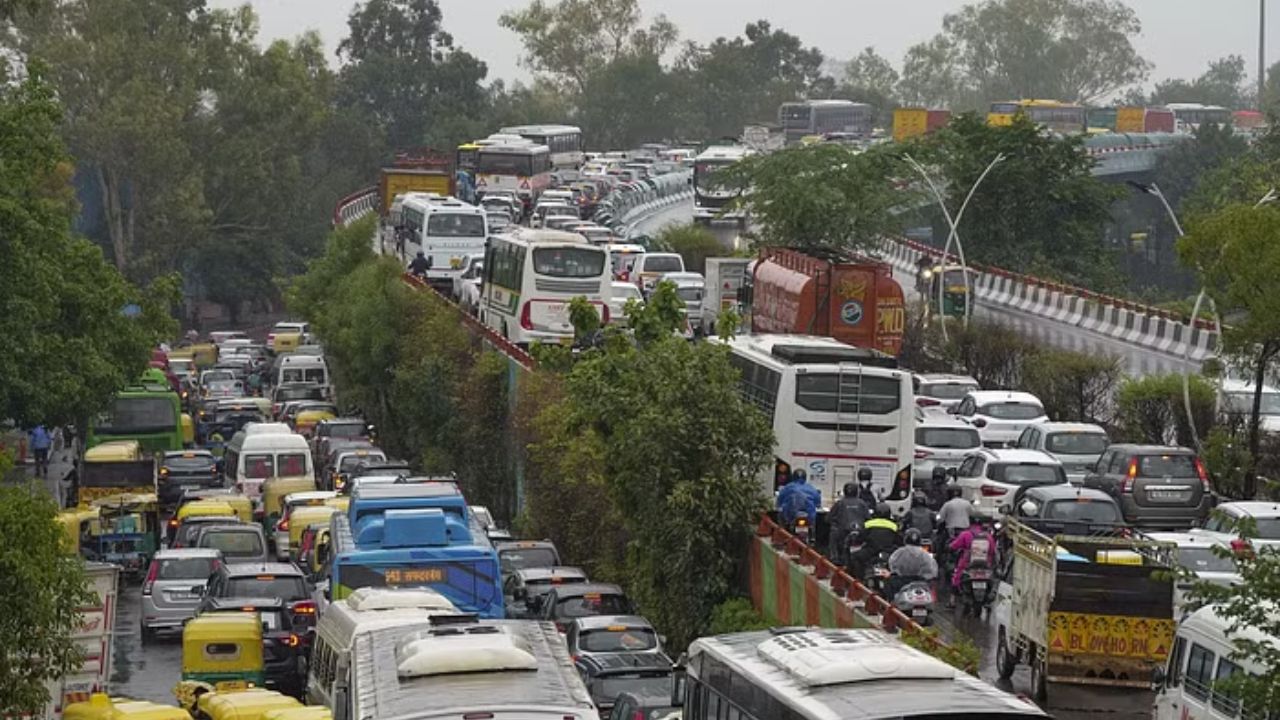 वाहतूक कोंडीत पुणे देशात तिसरे, कोलकाता जगात दुसरे; ‘ट्राफिक’चा धक्कादायक अहवाल Traffic Jam