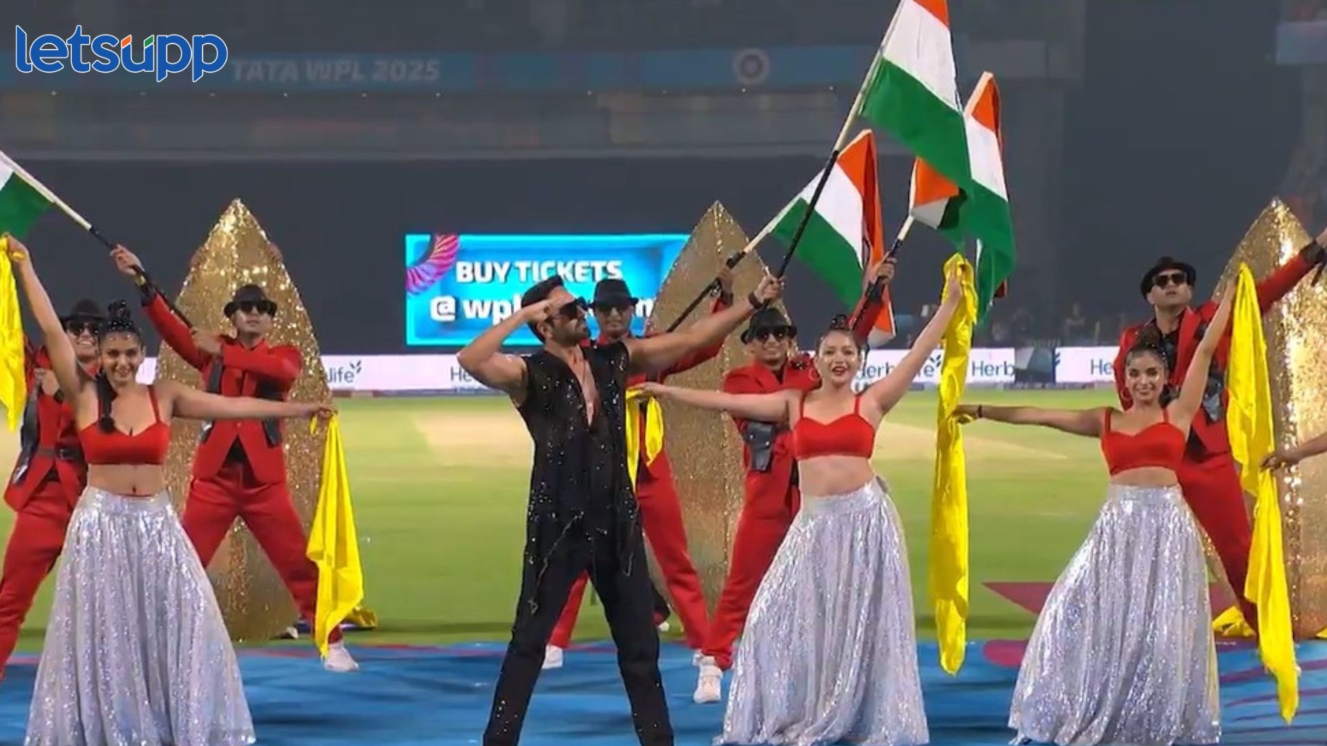 WPL च्या उद्घाटन समारंभात देशभक्तीचा उत्साह, आयुष्मानची धमाकेदार परफॉर्मन्स Ayushmann Khurrana