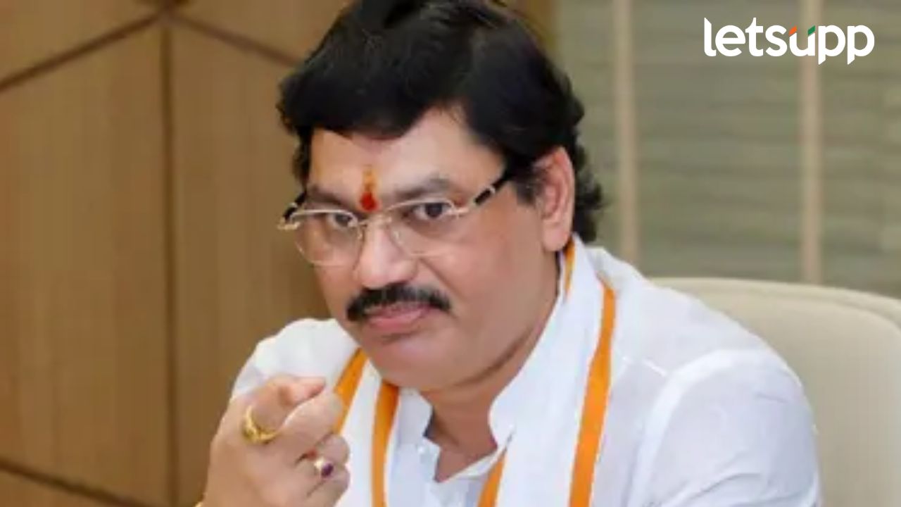 धनंजय मुंडेंचं मंत्रिपद जाणार? बीडचे जिल्हाधिकारी चौकशीची कागदपत्रे घेऊन मुंबईत Dhananjay Munde