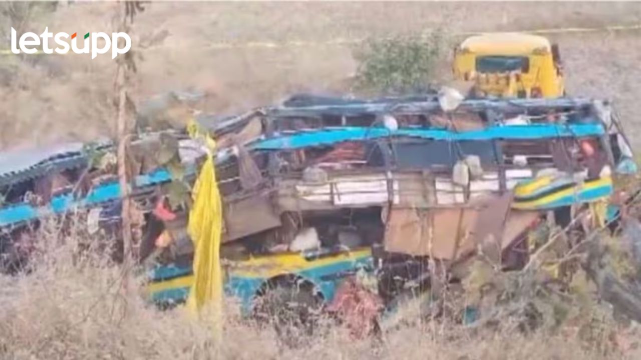 नाशिक-गुजरात महामार्गावर भीषण अपघात; भाविकांची बस दरीत कोसळली; ७ जणांचा मृत्यू नाशिक-गुजरात महामार्गावर भीषण अपघात; भाविकांची बस दरीत कोसळली; ७ जणांचा मृत्यू