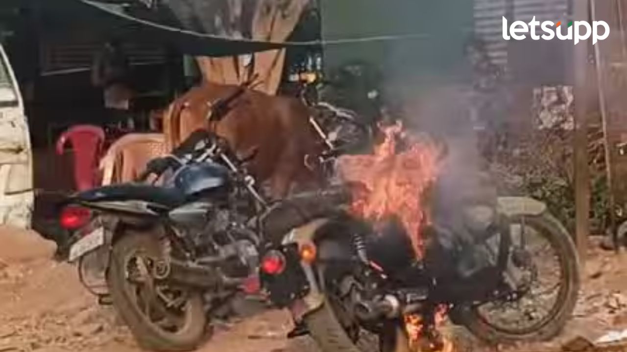 परळी जवळच्या शिरसाळ्यात दोन गटात हाणामारी; तुफान राड्यानंतर बुलेट गाडीही पेटवली परळी जवळच्या शिरसाळ्यात दोन गटात हाणामारी; तुफान राड्यानंतर बुलेट गाडीही पेटवली