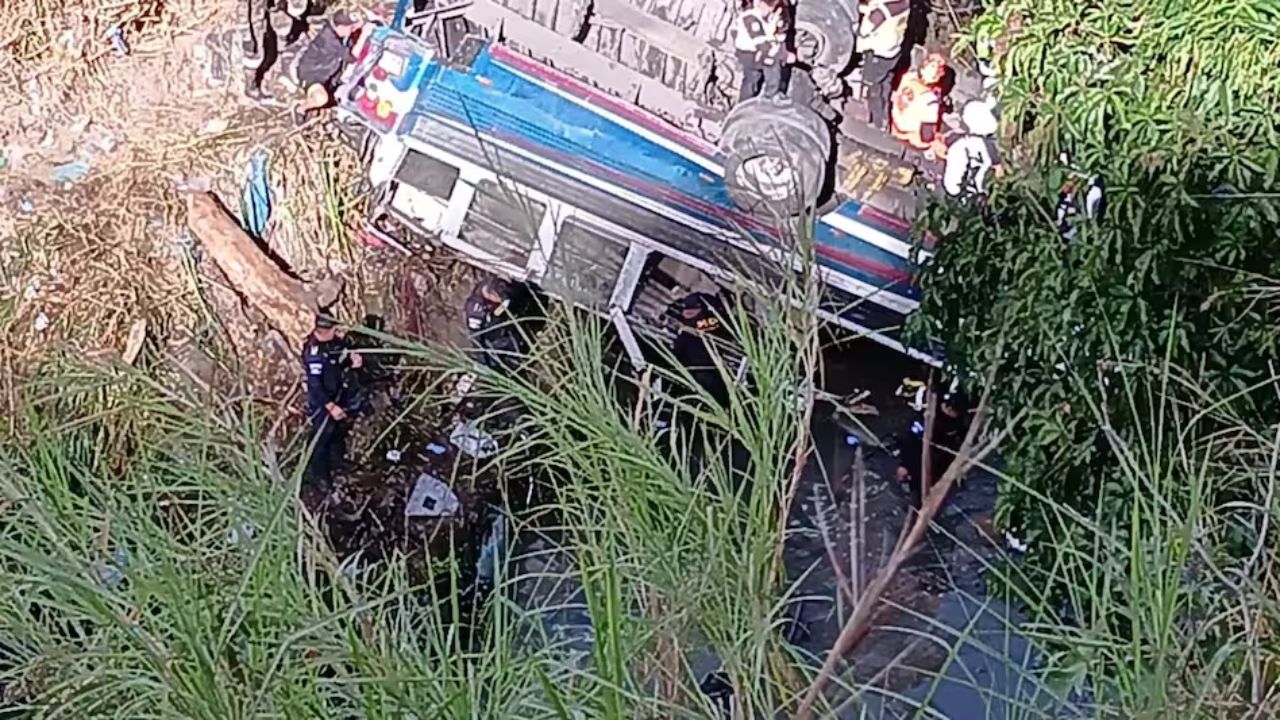 धक्कादायक! प्रवाशांनी भरलेली बस पुलावरून कोसळली; तब्बल 55 प्रवाशांचा मृत्यू Accident