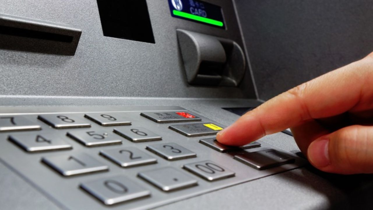 सावधान! तुमच्या खिशाला भुर्दंड देण्याचा प्लॅन तयार होतोय; ATM मधून पैसे काढणे महागणार.. Atm Cash