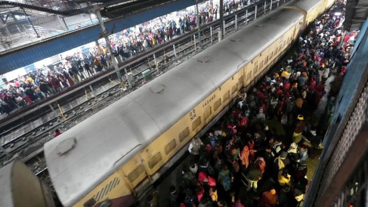 दर तासाला दीड हजार तिकीट विक्री अन् एन्ट्री पॉइंट बेवारस.. चेंगराचेंगरीचं कारण सापडलं New Delhi