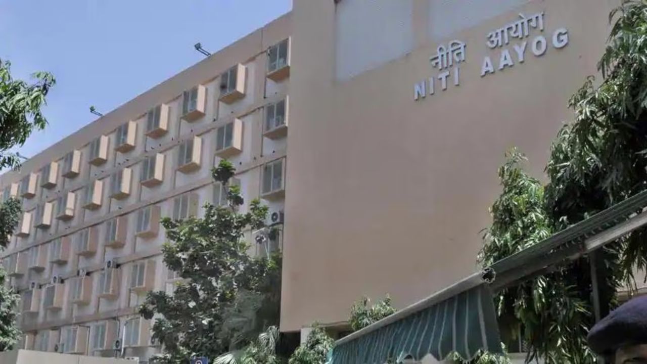 काय सांगता! इंग्रजी येईना म्हणून नोकरीही मिळेना; नीती आयोगाच्या अहवालात धक्कादायक खुलासा.. Niti Aayog