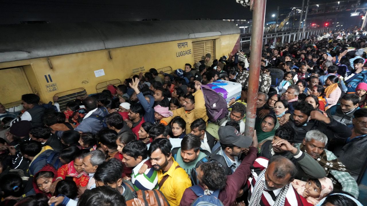 दु्र्दैवचं! एक घोषणा अन् होत्याचं नव्हतं, चोरट्यांनीही केला हात साफ; वाचा चेंगराचेंगरीची एक-एक घटना… Railway Stampede