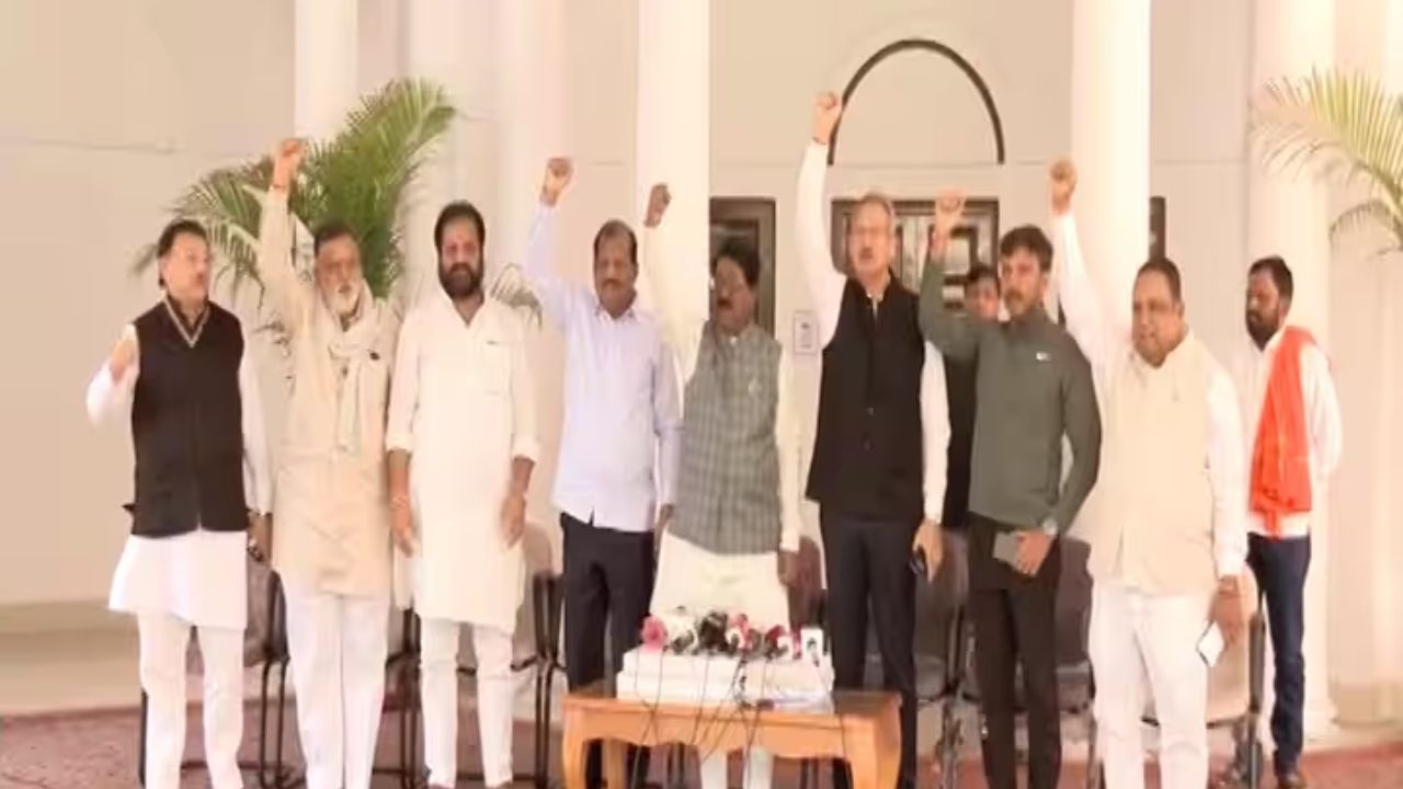 टायगर अभी जिंदा है! “आमची वज्रमूठ” पक्षांतराच्या चर्चांवर ठाकरेंच्या खासदारांची एकी; तिघांची दांडी Shivsena Ubt Mp
