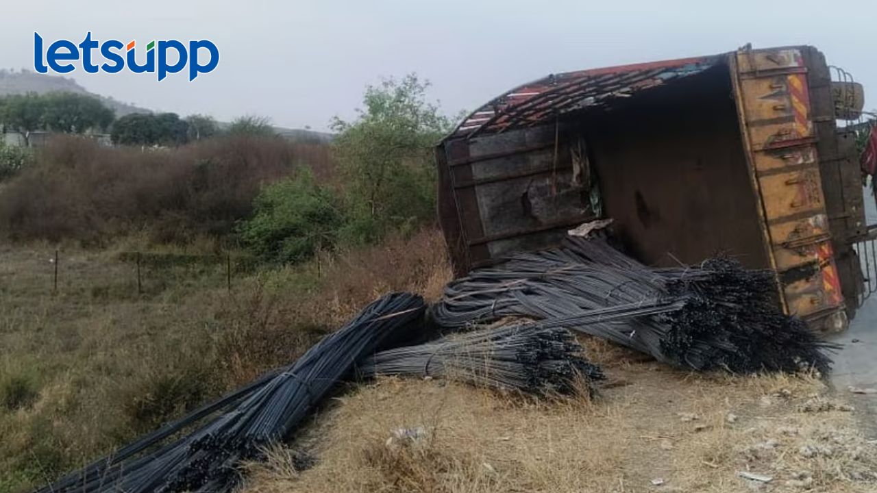 बीड महामार्गावर अंबडजवळ अपघात; सळई घेऊन जाणारा ट्रक उलटला; चालक जागीच ठार बीड महामार्गावर अंबडजवळ अपघात; सळई घेऊन जाणारा ट्रक उलटला; चालक जागीच ठार