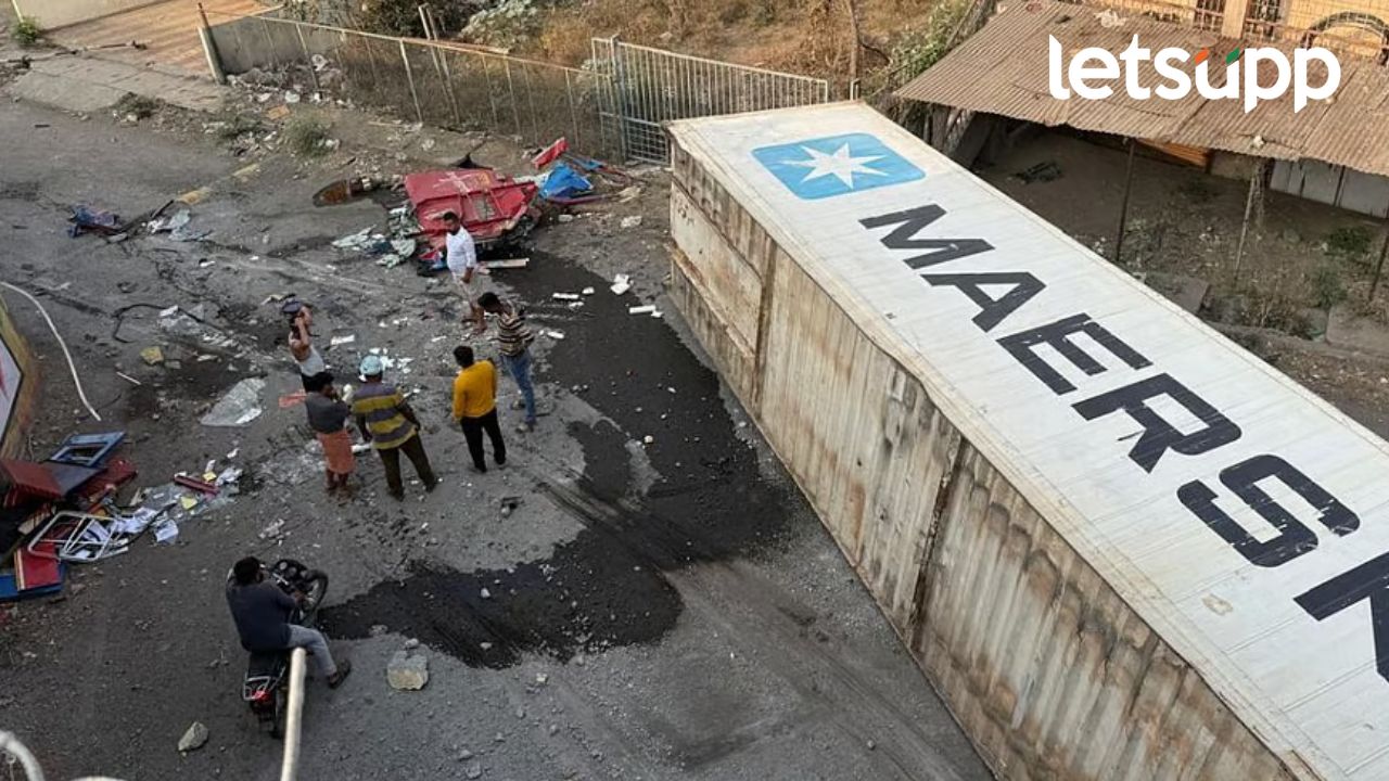 Accident : पुणे-सोलापुर राष्ट्रीय महामार्गावर अपघात; कंटनेर चालक जागीच ठार Accident : पुणे-सोलापुर राष्ट्रीय महामार्गावर अपघात; कंटनेर चालक जागीच ठार