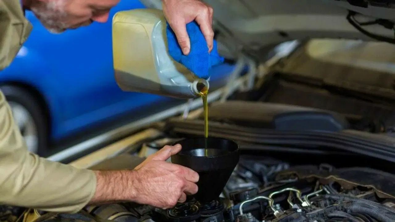 किती असते इंजिन ऑइलची लाईफ? खराब ऑईल देईल खिशाला झटका.. Engine Oil