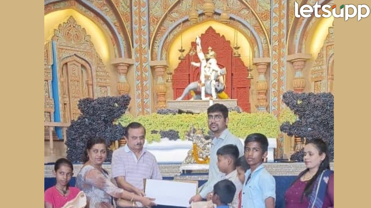 श्रीमंत भाऊसाहेब रंगारी बाप्पाला द्राक्षाची आरास, भाविकांची सजावट पाहण्यासाठी मोठी गर्दी Ganesha
