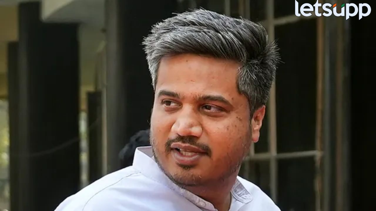 विमानाने परत आणलं म्हणजे… उपकार करत आहात का? रोहित पवारांचा नरेश म्हस्केंना उपरोधिक सवाल