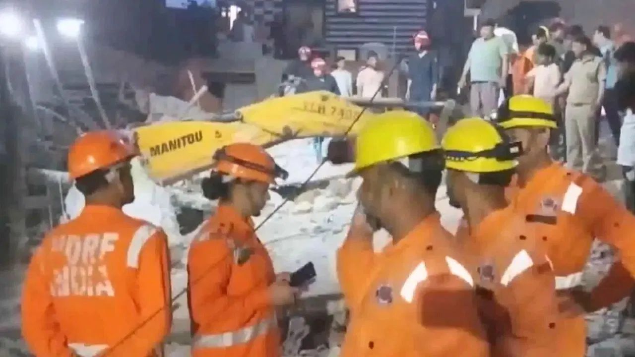 धक्कादायक! चार मजली इमारत कोसळून चौघांचा मृत्यू; अनेकजण ढिगाऱ्याखाली दबले Delhi