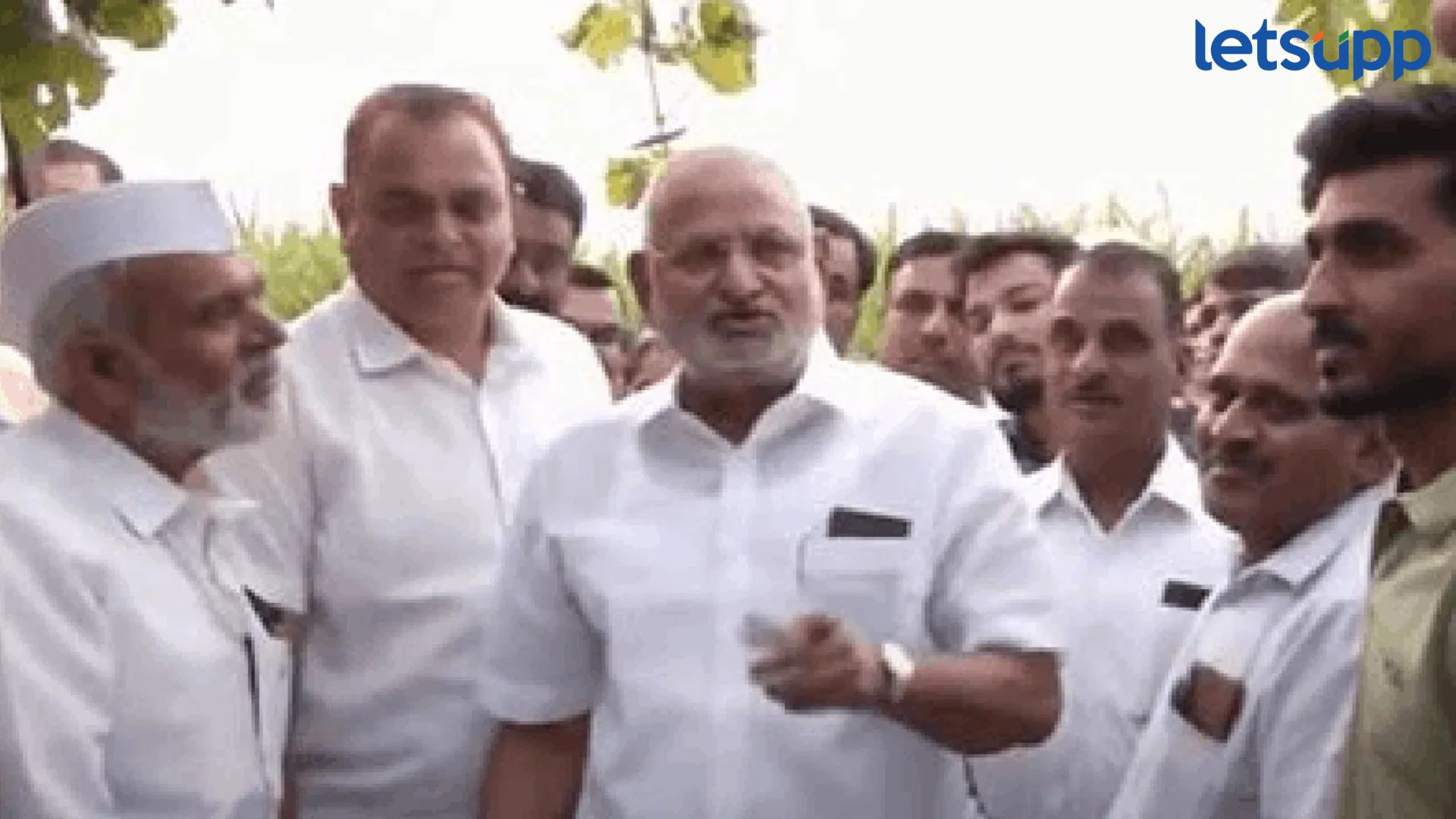कर्जमाफीच्या पैशातून लग्न, साखरपुडा; अवकाळीची पाहणी करतांना कोकाटेंनी शेतकऱ्यांना सुनावलं Letsupp Image (10)