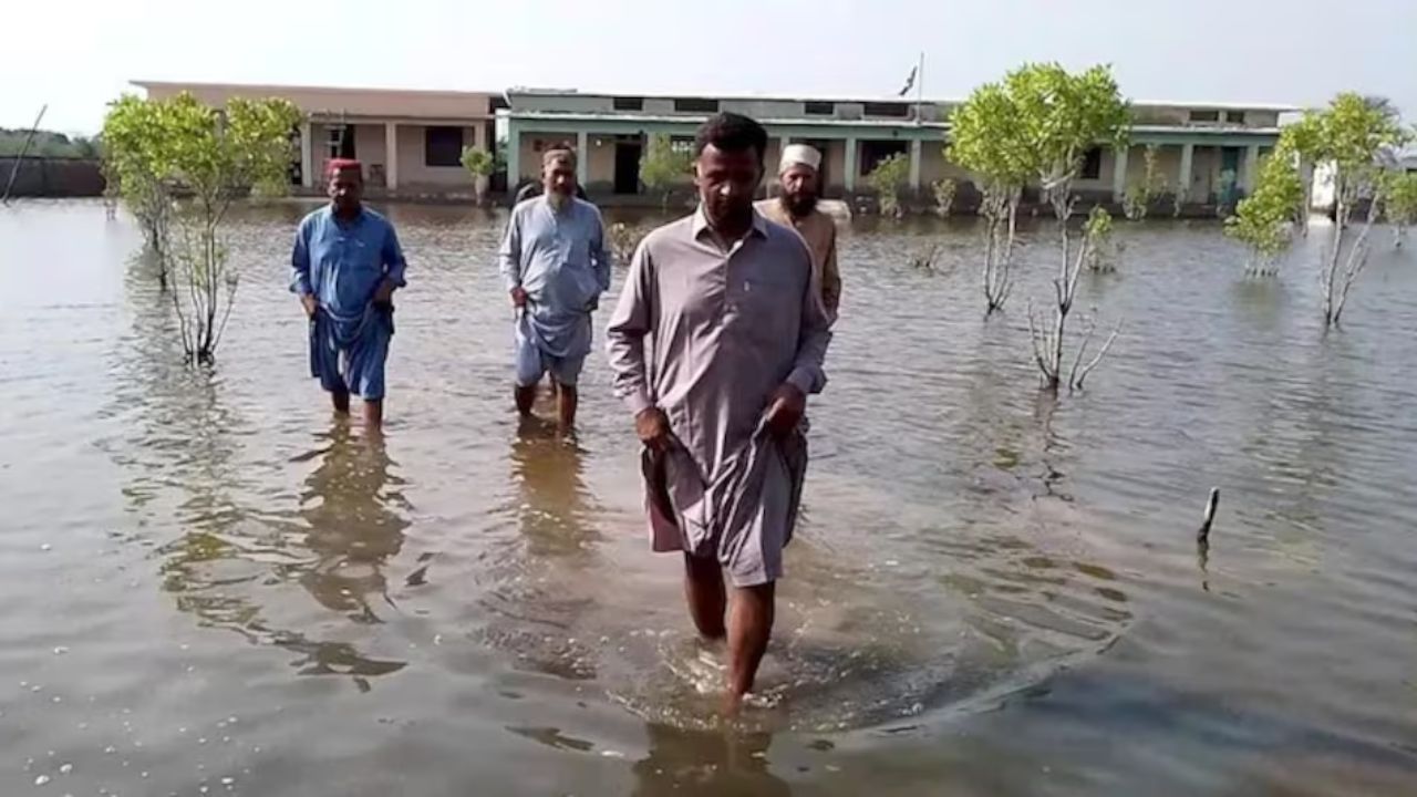 पाकिस्तानात पाणीबाणी! अनेक भागाात पूर, इमर्जन्सी घोषित; पाकिस्तानचे भारतावरच आरोप Pakistan 6