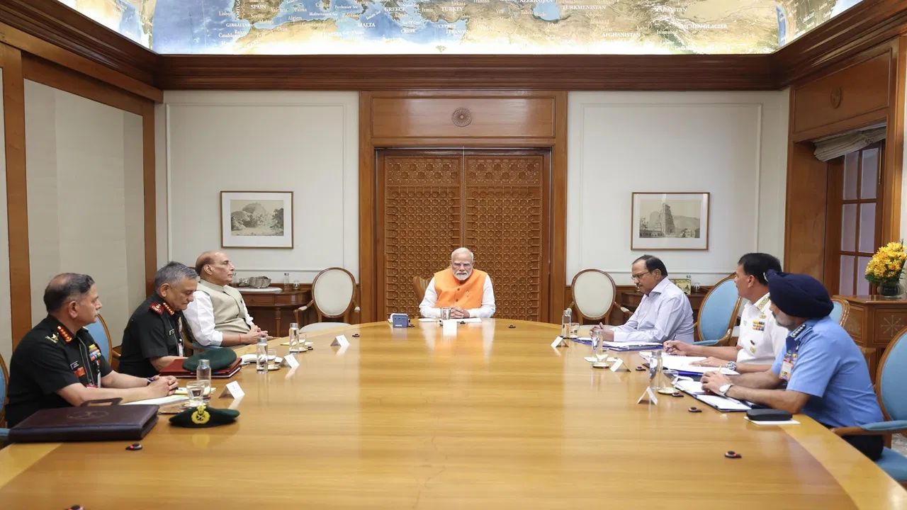 काहीतरी मोठं घडणार? वेळ अन् टार्गेट तुम्हीच ठरवा, PM मोदींचा सैन्याला फ्रि हँड Pm Modi