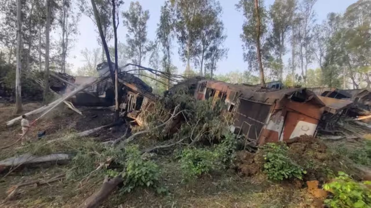 झारखंडमध्ये भीषण रेल्वे अपघात! मालगाड्यांची समोरासमोर धडक; दोघांचा मृत्यू.. Train Accident
