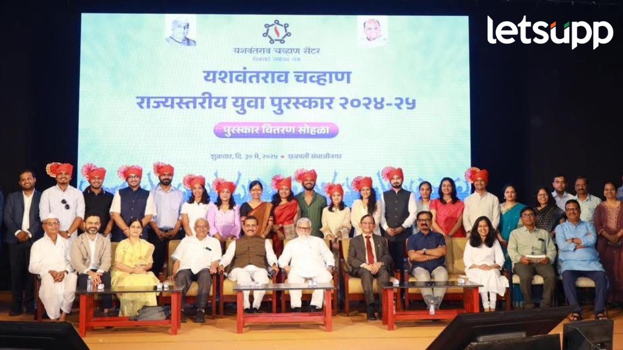 सकारात्मकपणे काम करणारी आजची तरुणाई सर्वांसाठी प्रेरक, माजी मंत्री राजेश टोपे यांचं प्रतिपादन सकारात्मकपणे काम करणारी आजची तरुणाई सर्वांसाठी प्रेरक, माजी मंत्री राजेश टोपे यांचं प्रतिपादन