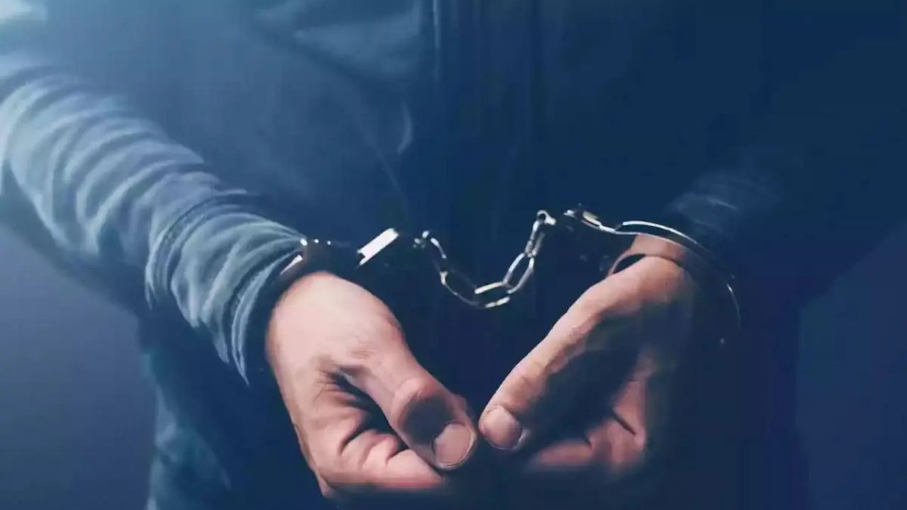 राजस्थानात खळबळ! पाकिस्तानसाठी हेरगिरीच्या आरोपाखाली सरकारी कर्मचाऱ्याला ठोकल्या बेड्या Arrest Image