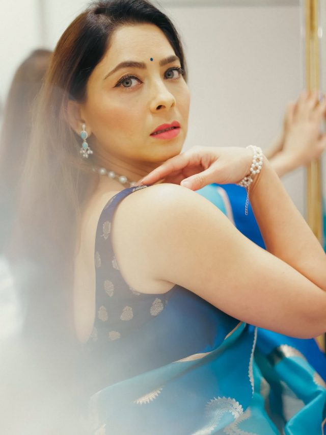 Sonalee Kulkarni :  निळ्या साडीमध्ये सोनालीचा खास लूक, चाहत्यांचे वेधले लक्ष...