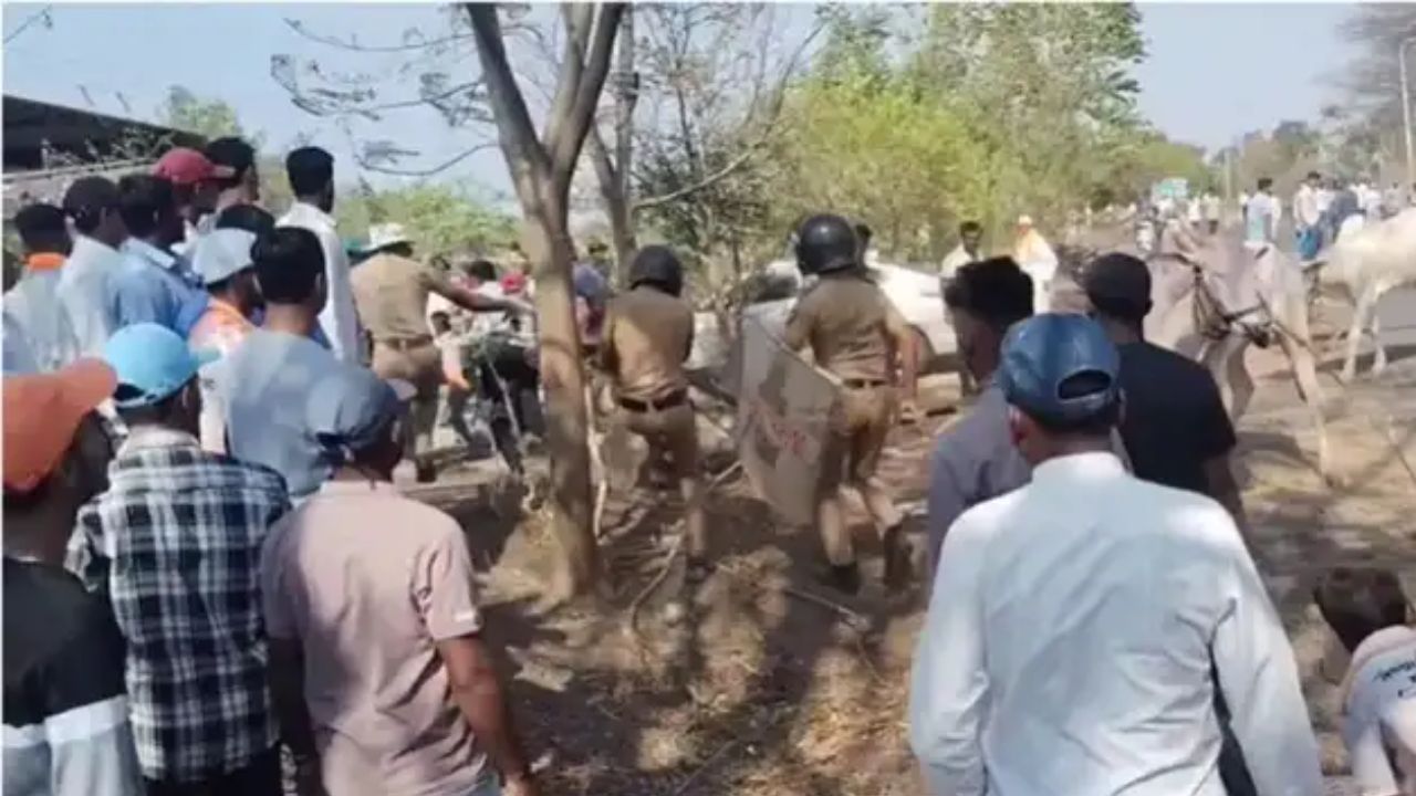 पुरंदरात राडा! आंदोलक शेतकरी अन् पोलिसांत धुमश्चक्री; लाठीचार्ज, धक्काबुक्कीत महिलेचा मृत्यू झाल्याचा दावा Purandar News
