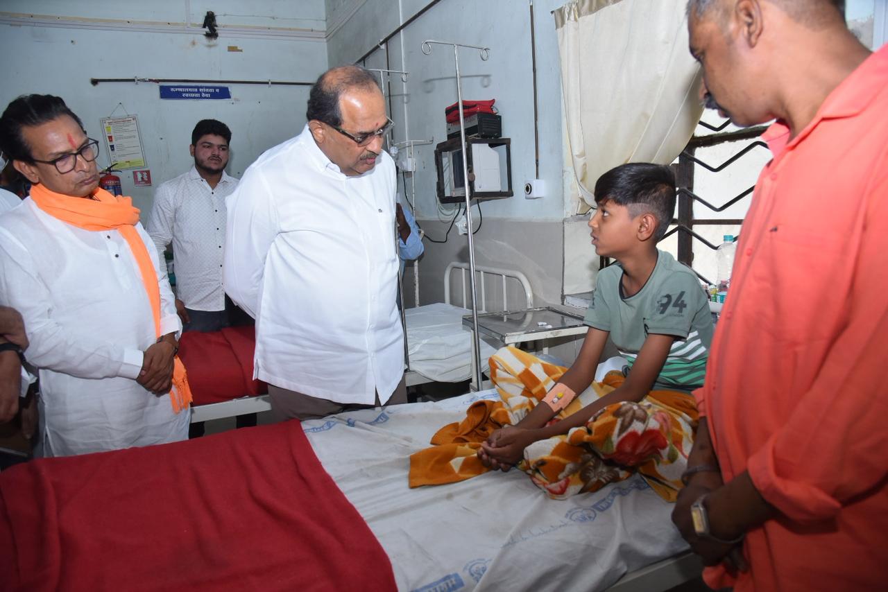 राजुरमध्ये काविळीचं थैमान! पालकमंत्री विखेंनी प्रशासनाला धरले धारेवर; आजाराचा घेतला आढावा Vikhe