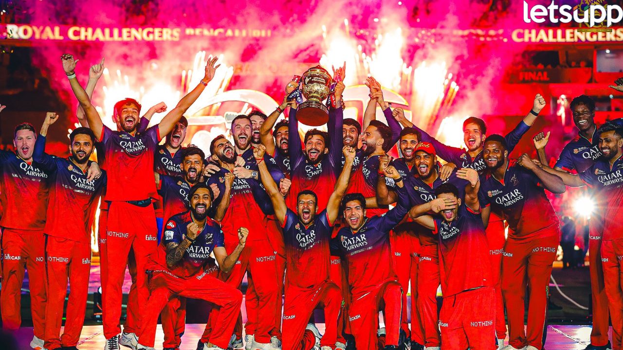 IPL 2025 : हातात ट्रॉफी अन् विजयाचा आनंद! मैदानातच विराटने मारली अनुष्काला मिठी, डोळ्यांत पाणी आणणारा क्षण Corona (3)