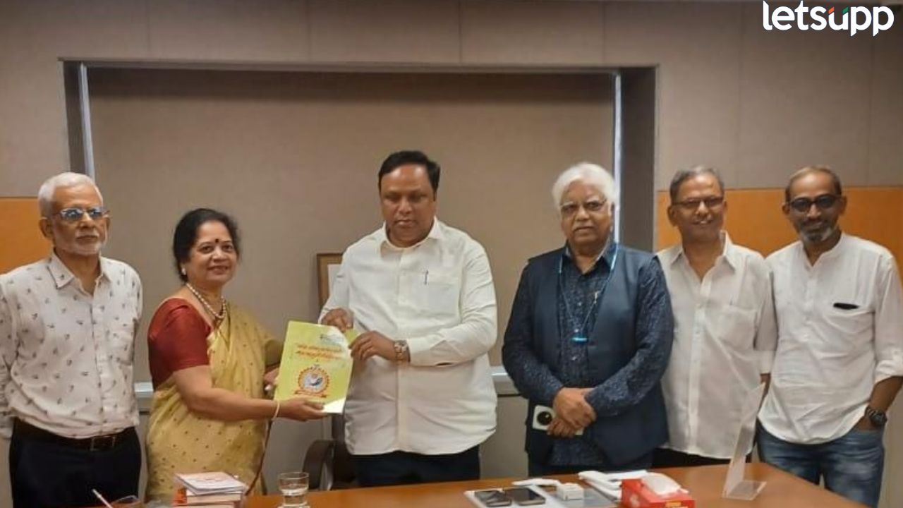 लेखकांच्या मागण्यांसाठी मानाचि लेखक संघटनेचे निवेदन, मंत्री आशिष शेलारांची भेट घेतली Entertainment (2)