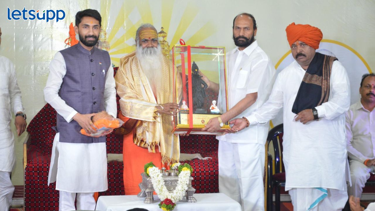 ह.भ.प. अमृताश्रम महाराज स्वामी जोशींना जाधवर इन्स्टिट्युकडून कीर्तन महर्षी पुरस्कार Jadhavar Institutes