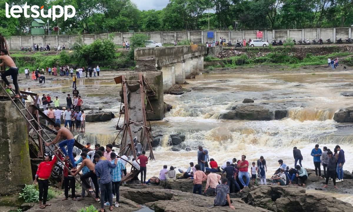 मावळमधील इंद्रायणीवरील पूल कोसळला; वाहून गेलेल्यांपैकी 5 जणांचा मृत्यू झाल्याची भीती व्यक्त Letsupp Marathi (25)