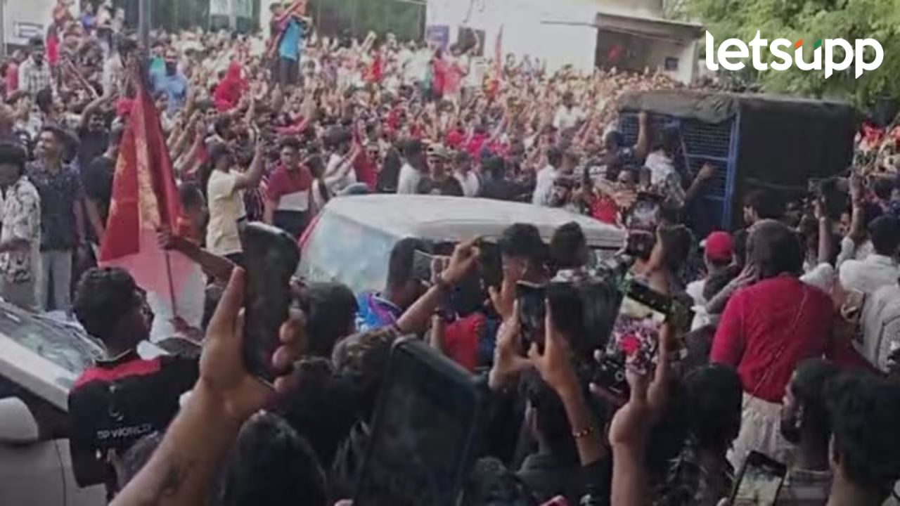 आरसीबीच्या रॅलीत तब्बल ५ लाख माणसं; मात्र पोलिसांची सख्या फक्त 10 हजार, कशी घडली घटना? आरसीबीच्या रॅलीत तब्बल ५ लाख माणसं; मात्र पोलिसांची सख्या फक्त 10 हजार, कशी घडली घटना?
