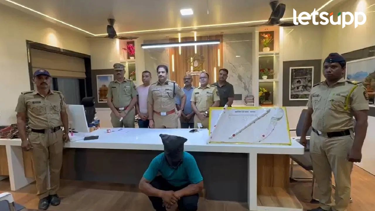 जळगाव जिल्ह्यात मोठी घटना; आरोपीने अंगावर गाडी घातली पण, सिंघम पोलिसाने केली मोठी हिंमत जळगाव जिल्ह्यात मोठी घटना; आरोपीने अंगावर गाडी घातली पण, सिंघम पोलिसाने केली मोठी हिंमत