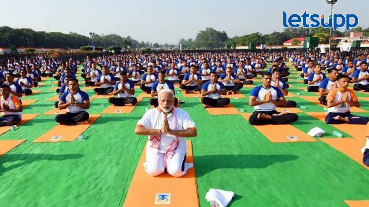 जग युद्धाच्या उंबरठ्यावर; शांतीसाठी योगाची गरज, पंतप्रधान नरेंद्र मोदी यांचं प्रतिपादन जग युद्धाच्या उंबरठ्यावर; शांतीसाठी योगाची गरज, पंतप्रधान नरेंद्र मोदी यांचं प्रतिपादन