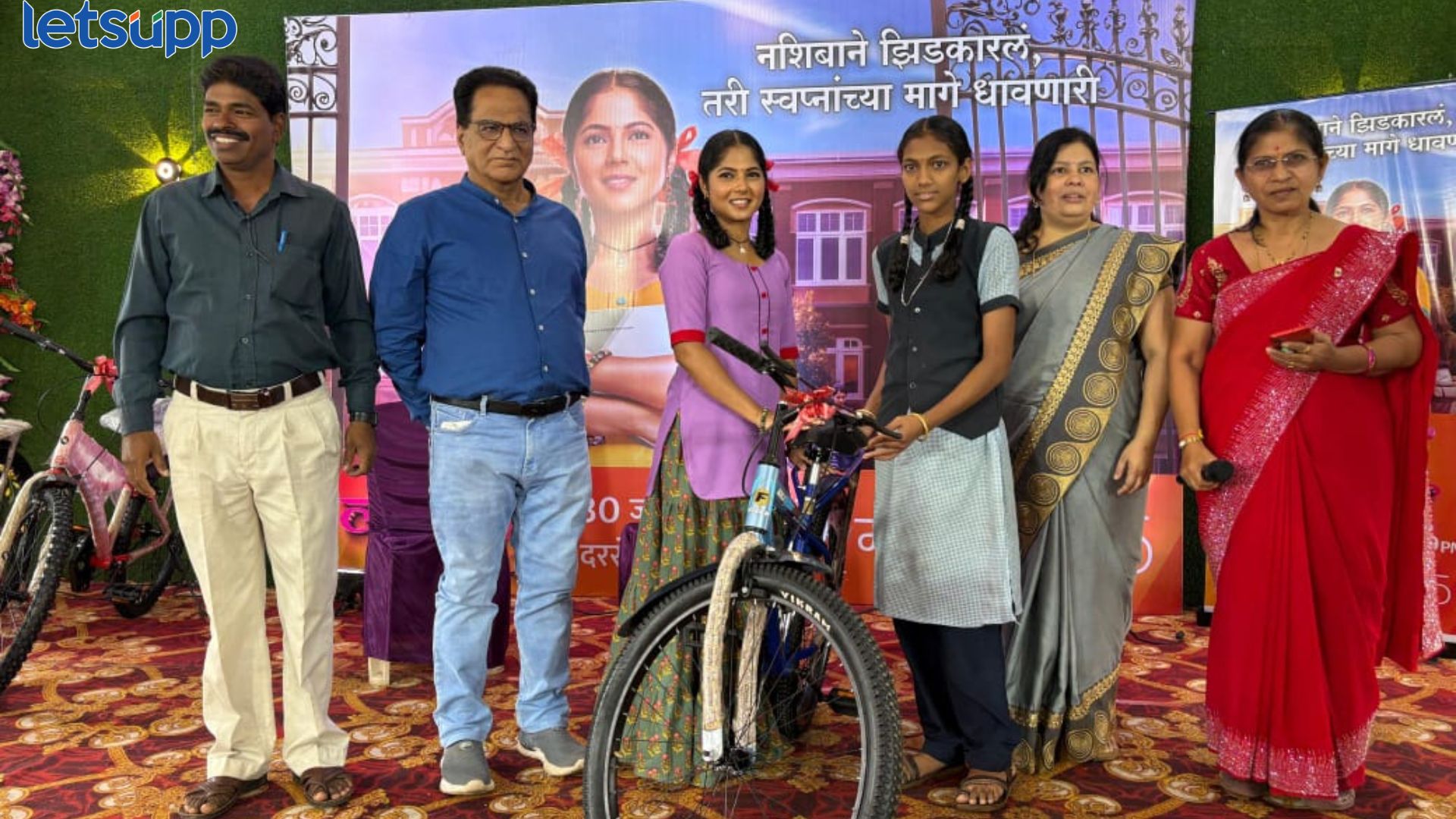 शिक्षणासाठी न थांबणाऱ्या मुली, कमळीच्या सायकलींवर भविष्याकडे धावणार; 100 शाळकरी मुलींना सायकल वाटप Vijaya Babar