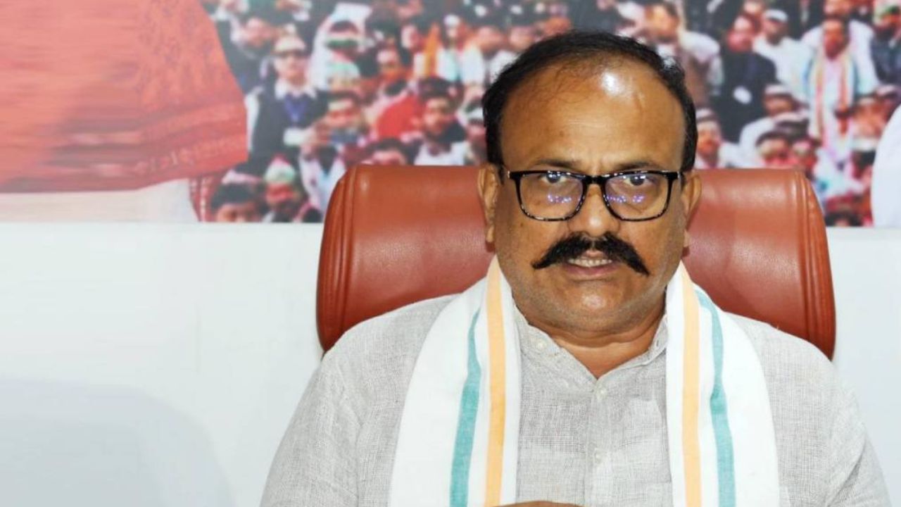 गुजरातमध्ये पहिलीपासून हिंदी सक्ती नाही तर महाराष्ट्रातच कशासाठी? सपकाळांचा सवाल Harshawardhan Sapkal